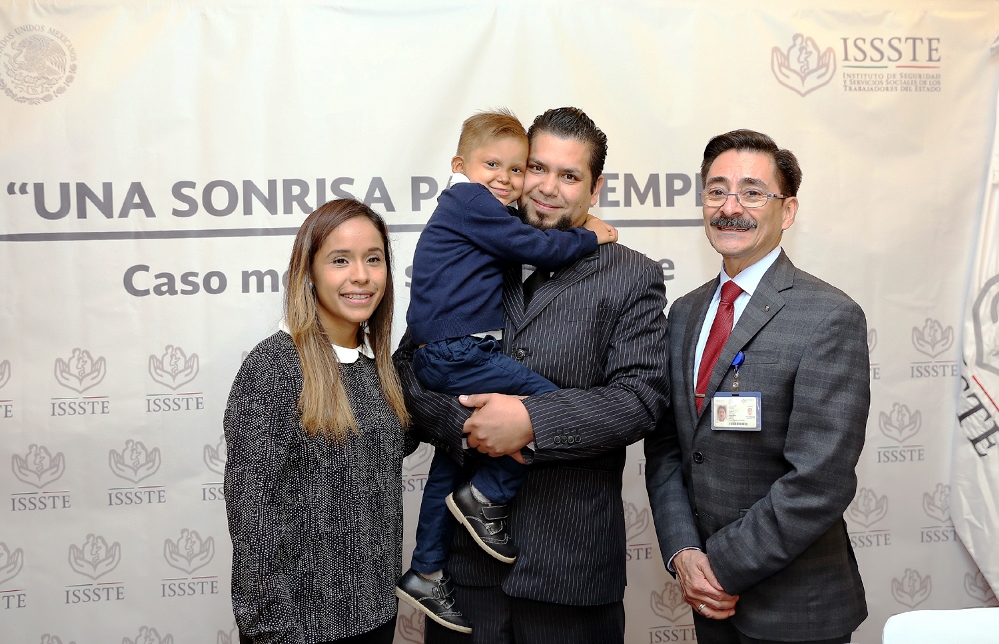 Dota @ISSSTE_mx de prótesis dental a niño que no desarrolló dentadura