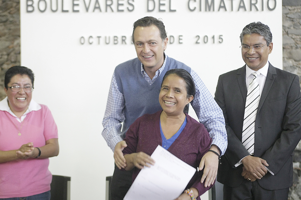 Entrega Kuri 57 escrituras a vecinos de Bulevares del Cimatario