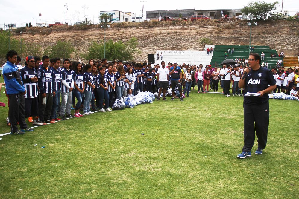 Entrega Memo 2 mil uniformes a futbolistas