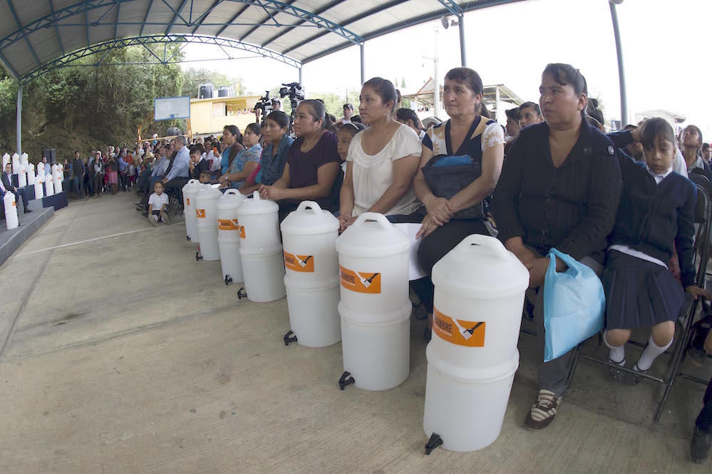 Entrega gobernador filtros potabilizadores de agua