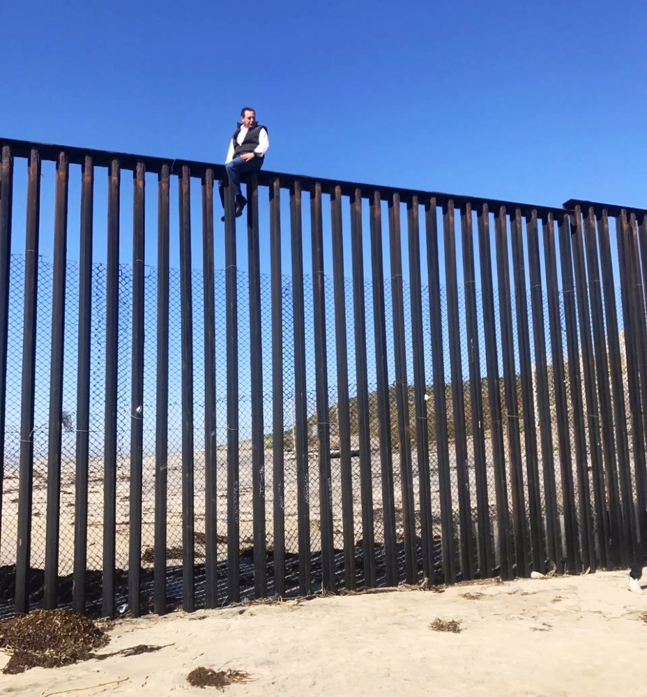 Desde el muro fronterizo, presenta @BraulioPRI contramedidas económicas anti-Trump
