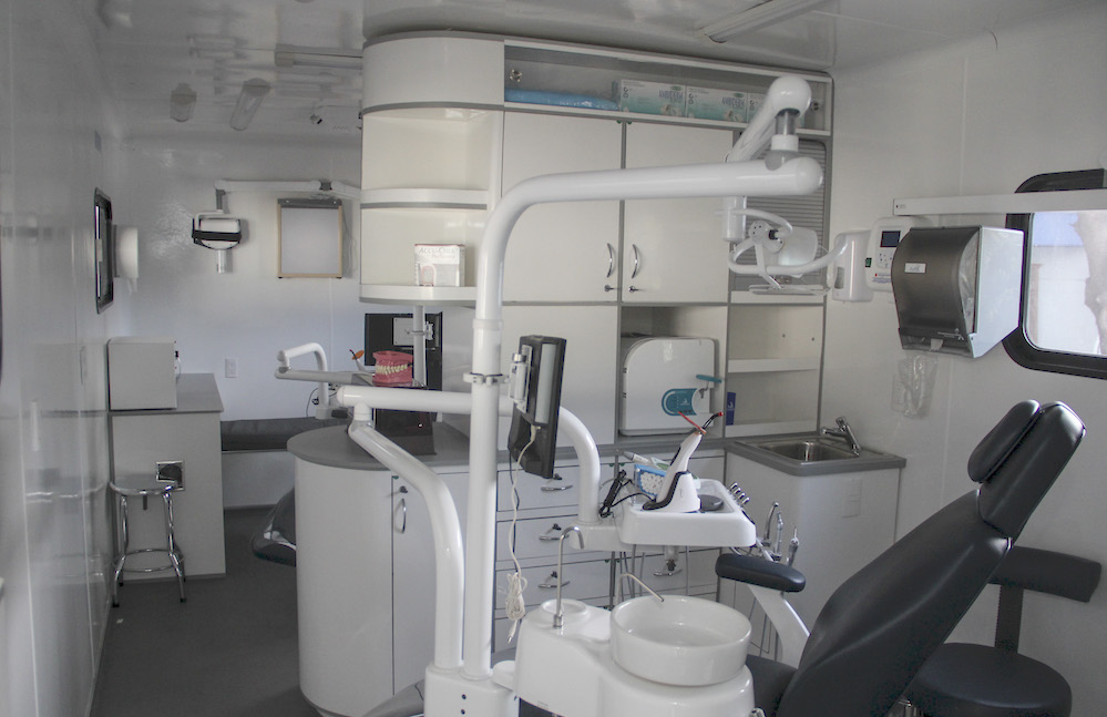 Inaugura UAQ Unidad Médico Dental Móvil