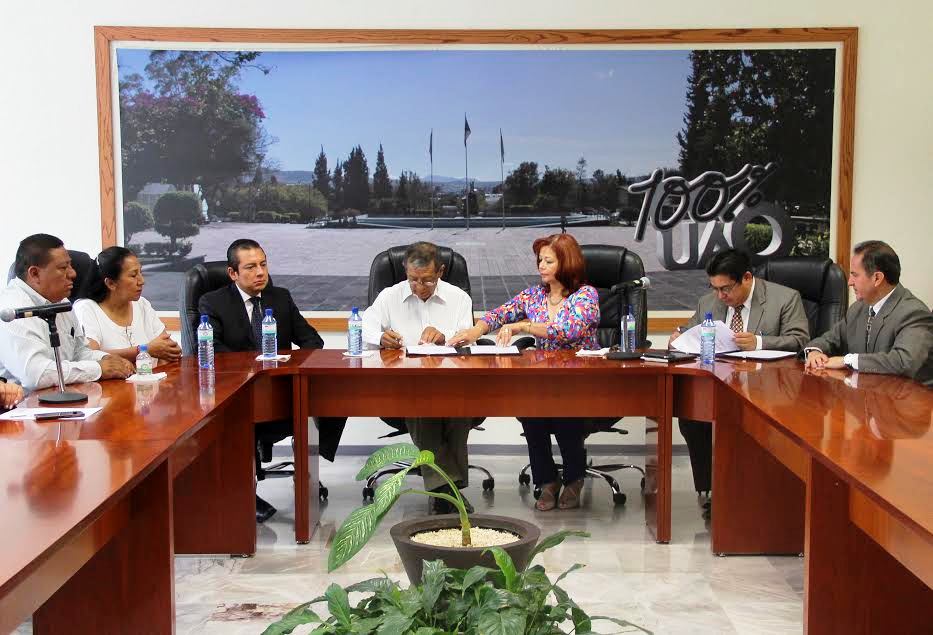 UAQ firma convenio a favor de la salud de los universitarios