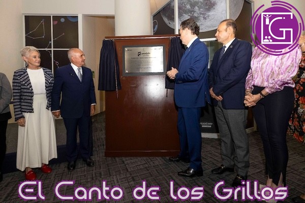 Devela Kuri placa conmemorativa del planetario Pedro Ferriz Santa Cruz