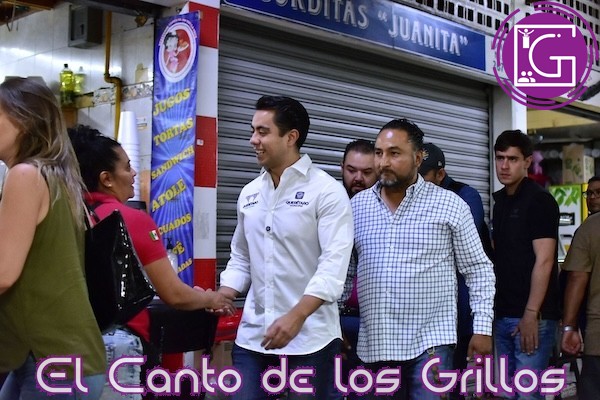 Celebra Felifer Macías 45º aniversario del tianguis dominical de La Cruz