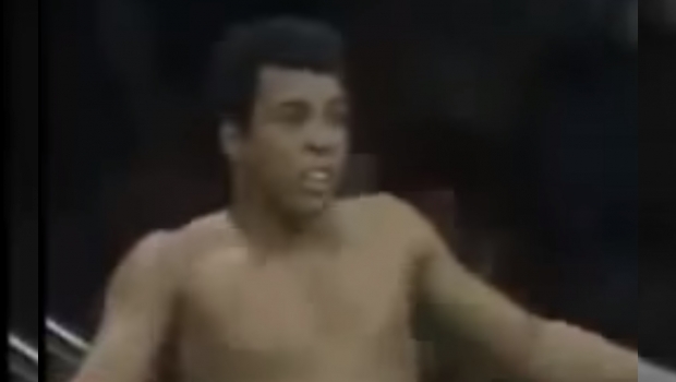 #Video La grandeza de Alí esquivando 21 golpes en 10 segundos