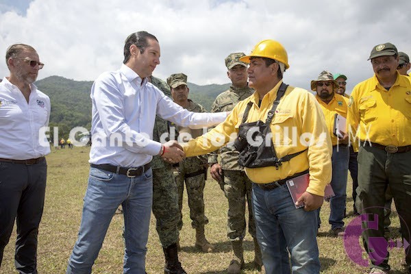 Ratifica @PanchDominguez apoyo a brigadistas que combaten incendio en la Sierra Gorda