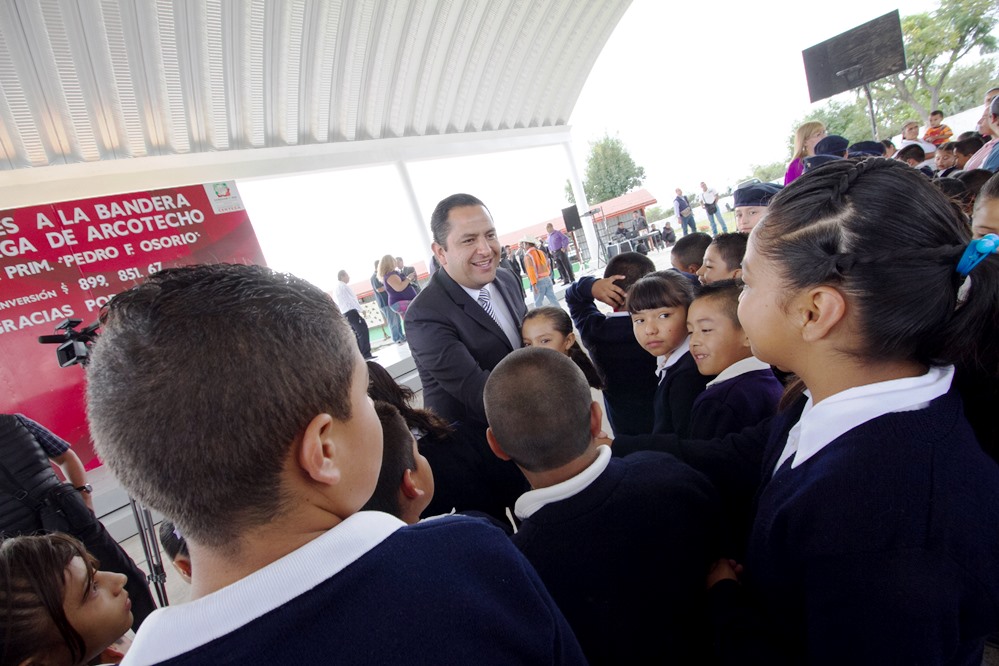 Inaugura Fabián Pineda arcotecho en la escuela primaria "Pedro F. Osorio"