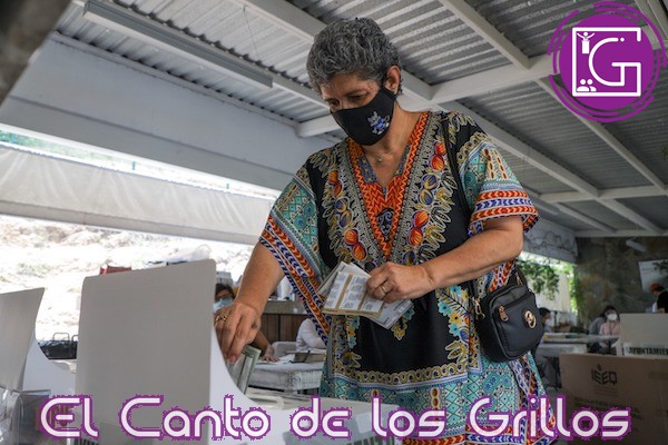 Acude rectora de la UAQ a ejercer su derecho al #voto