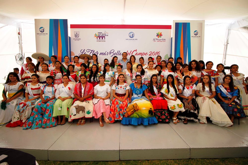 Entrega @memovegamx computadoras portátiles a las 55 participantes de "La flor más bella del campo"