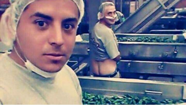 Despide La Costeña a empleados que orinaron chiles