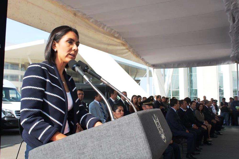 Recibe Selene Salazar equipo de seguridad