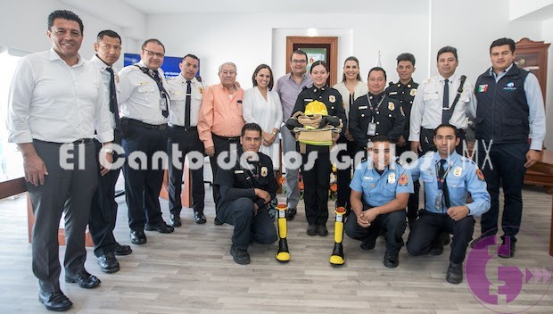 Entrega @memovegamx equipo de protección a bomberos sanjuanenses