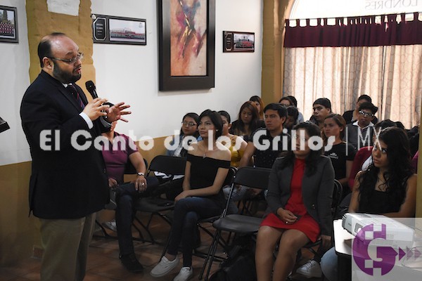 Imparte conferencia consejero del @IEEQcomunica para conmemorar el ‘Día del Libro’