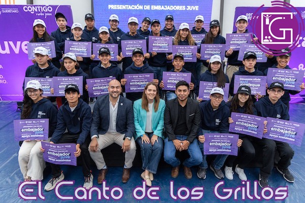 Reciben jóvenes seleccionados en “Embajadores Juve” uniformes y apoyos económicos