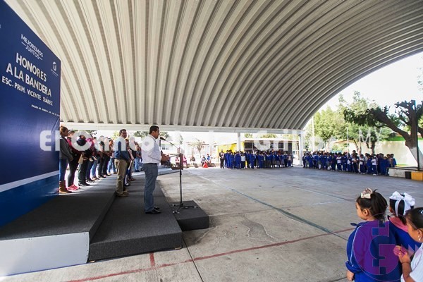 Apoya gobierno sanjuanense con proyector a primaria de Palma de Romero