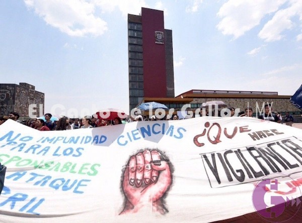 Llega a Rectoría marcha de estudiantes de la @UNAM_MX por feminicidios