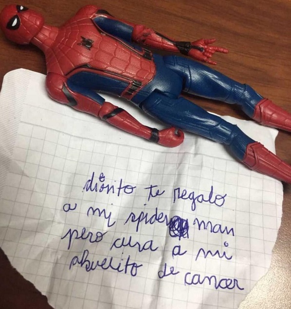 Le regaló su muñeco de Spiderman a Dios para que cure a su abuelo de cáncer