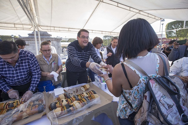 Reparte @memovegamx rosca de Reyes a más de 5 mil personas en la Plaza Independencia