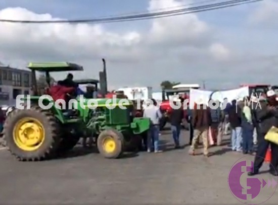 Campesinos bloquean carreteras del país en demanda de apoyos