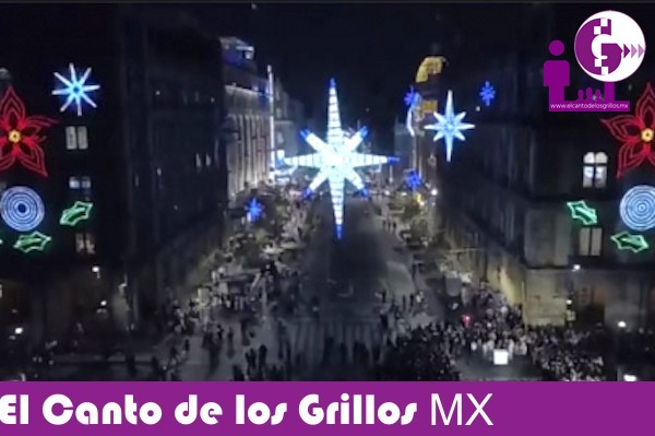 Alumbrado navideño ilumina el Zócalo capitalino