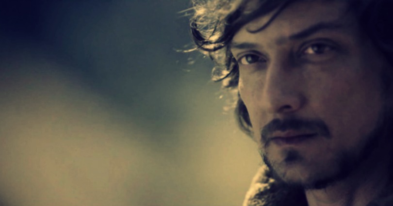 León Larregui comparte entusiasmo y música con público en Vive Latino