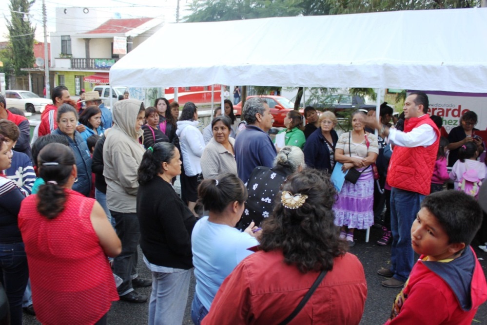 Lleva Gerardo Sánchez apoyos de lentes completos a vecinos de Villa de las Flores