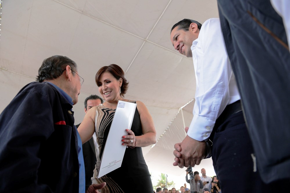 Entregan vivienda y títulos de propiedad a beneficiarios de varios municipios