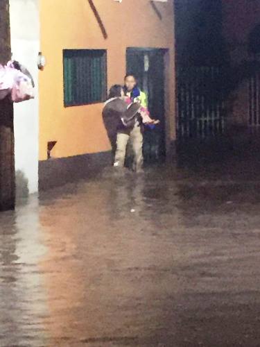 Se inundan viviendas tras desfogue y desbordamiento del Río San Juan