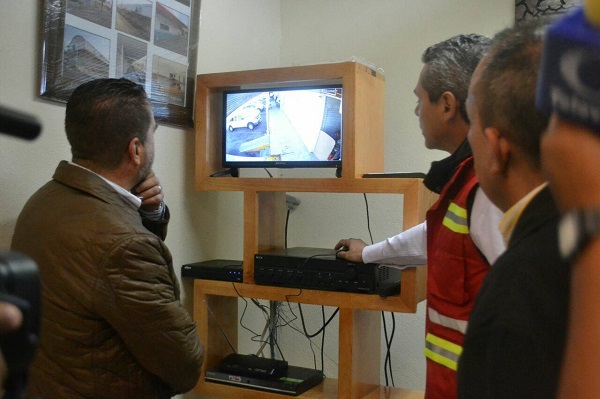 Entrega @HugoCabreraR equipo para fortalecer #seguridad en mercados de Querétaro