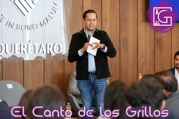 Responde Chepe Guerrero inquietudes de universitarios en Foro Metropolitano