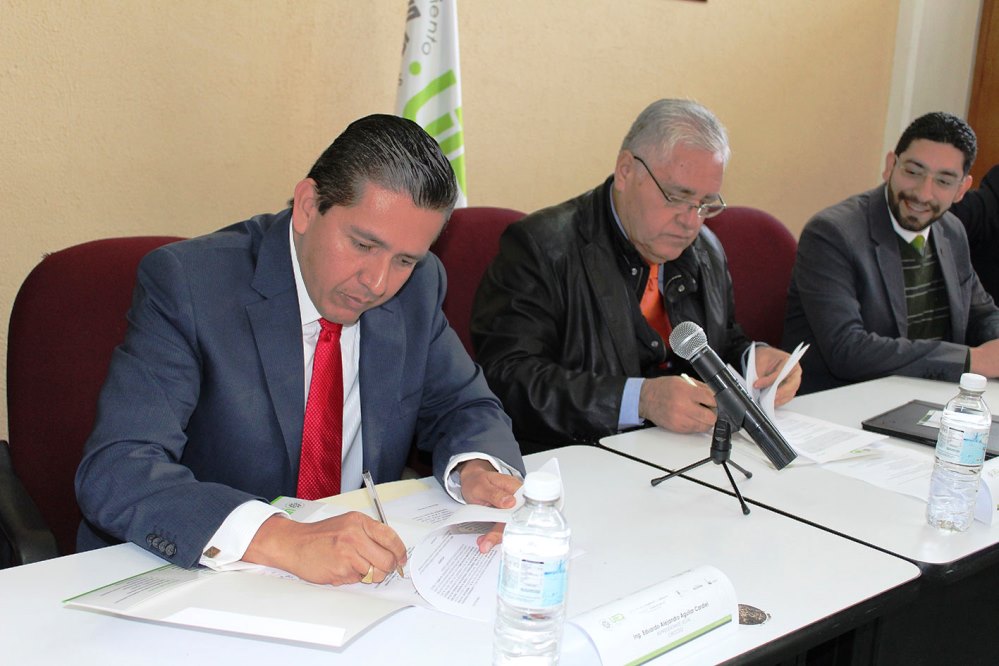 Signa @UTEQOFICIAL convenio con Ciroceq