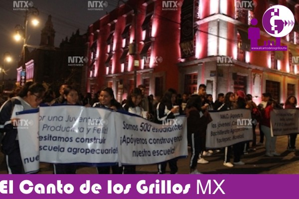 Con música, jóvenes piden a AMLO construcción de escuela en #Morelos