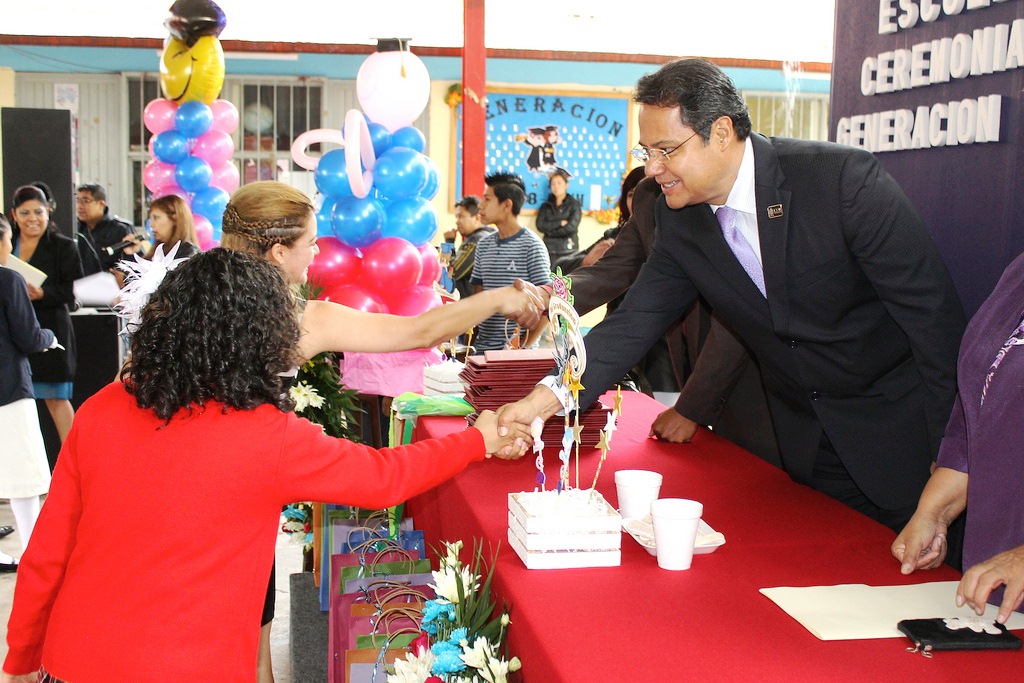 Apadrina Jorge Lomelí a alumnos escuelas de El Marqués