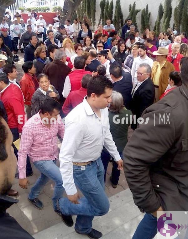Trece hombres y dos mujeres se registran en primer día a cargos federales por el PRI
