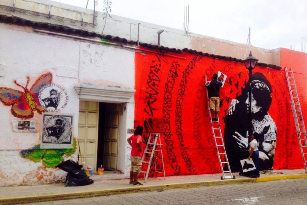 Realizan mural en conmemoración de un año de la desaparición de los 43 normalistas de Ayotzinapa