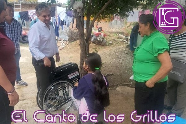 Entrega Fernández Fuentes sillas de ruedas a ciudadanos de La Solana