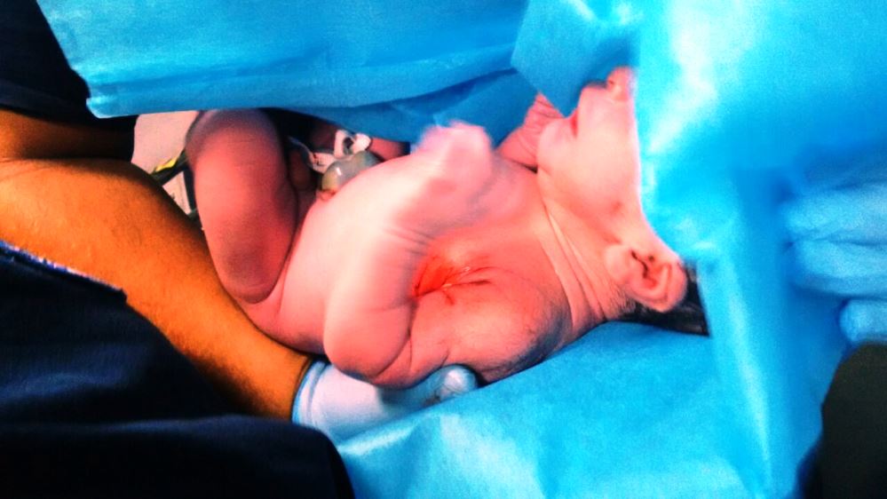 Policías de Corregidora la ayudaron a parir en la vía pública