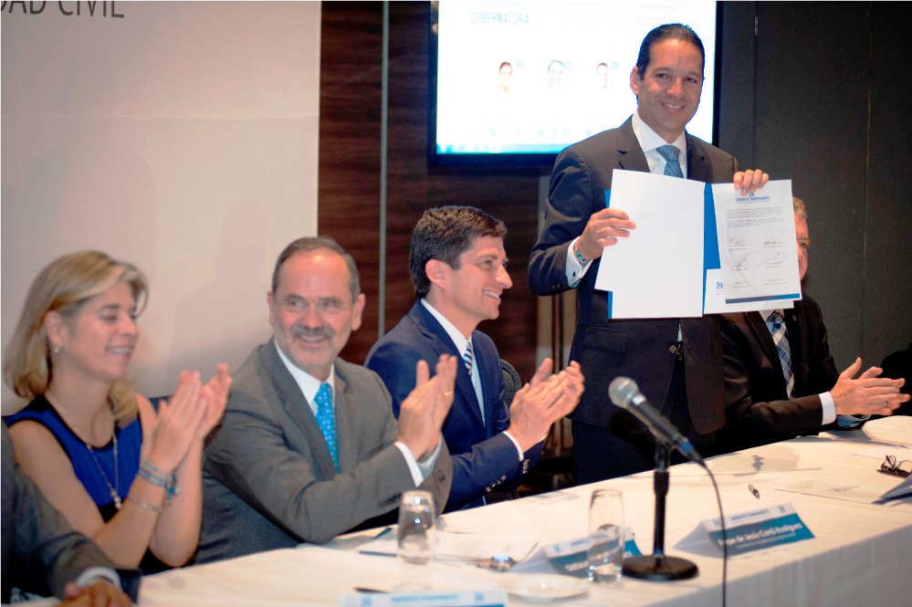 Firma Pancho compromiso por la transparencia