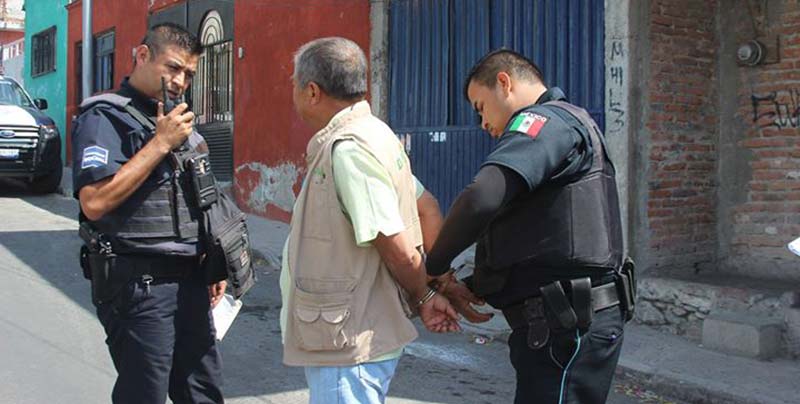 Detienen polis de #Corregidora a periodista