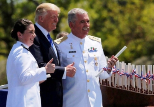 Entrega #Trump diplomas a marinos mexicanos graduados en EU