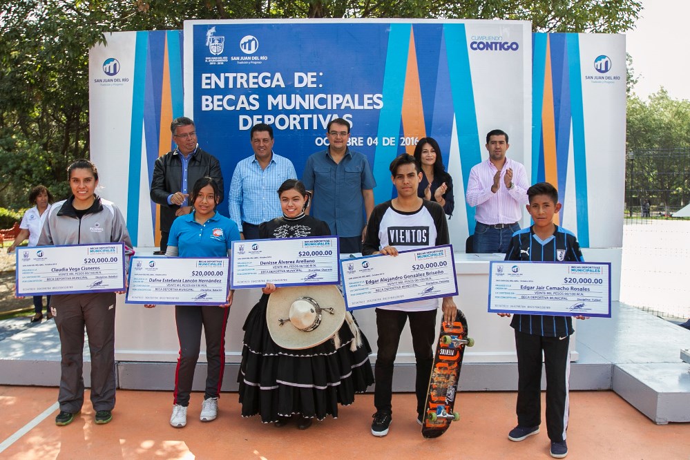 Entrega @memovegamx becas a 50 deportistas
