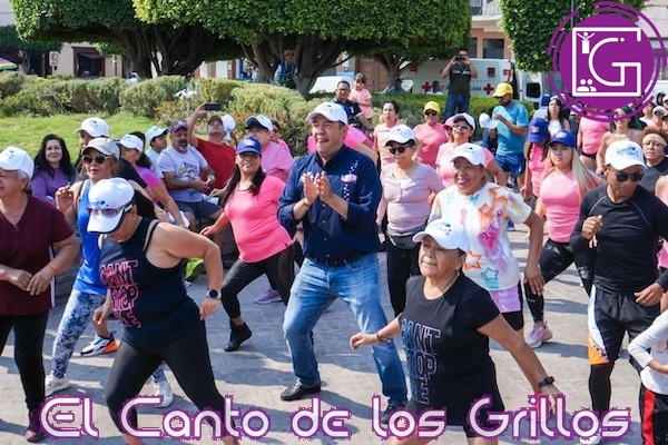 Participa Roberto Cabrera en clase de zumba en Jardín Independencia