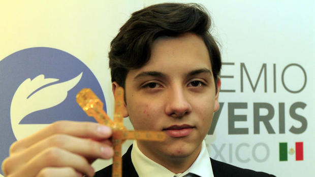 Joven mexicano gana premio por su proyecto para prevenir el cáncer de mama