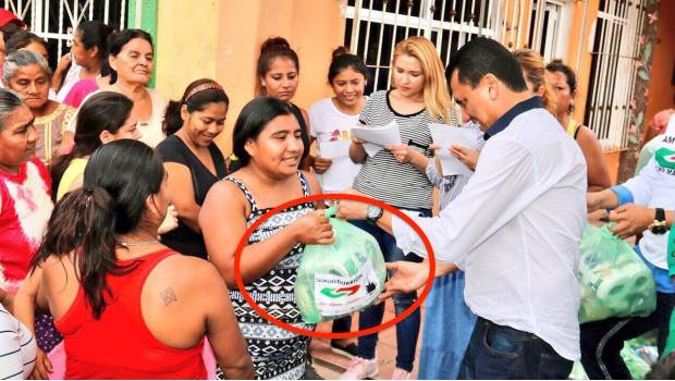 Diputado priista se promociona al entregar ayuda a damnificados por #sismo