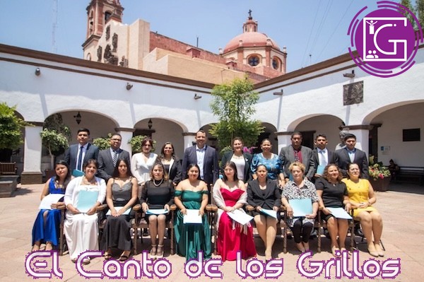 Entrega Roberto Cabrera certificados a estudiantes de institución académica