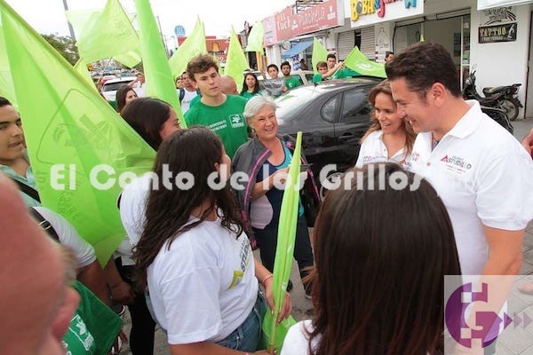 Recorre Ricardo Astudillo calles de Tejeda; recuperará zona verde y recreativa de la colonia