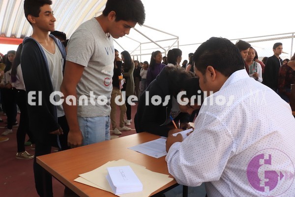 Estudiantes de #Colón reciben becas por 288 mil pesos