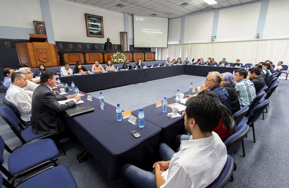 Presentan reglamento de becas de la UAQ