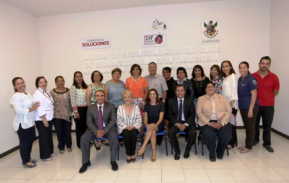 Convivió directora del SEDIF con egresados del Diplomado de Desarrollo Humano en Tanatología